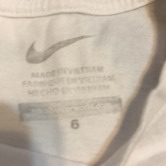 Nike | White Basic Short-Sleeve Tee - Girls. Size 6 pink swoosh and short cap. - Picture 4 of 5